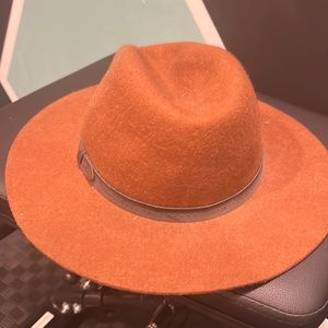 Suede brown hat with black